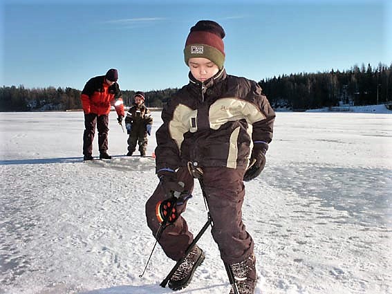 Winter fishing1